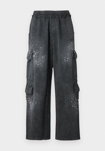 Pantaloni cargo negri cu talie elastică, buzunare laterale și o finisare texturată, având stropi albi pe partea din față.