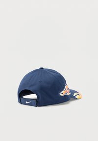 Μπλε ναυτικό καπέλο baseball με καμπύλο γείσο, διακοσμημένο με κεντημένα φλόγινα σχέδια σε πορτοκαλί και κίτρινο στο μπροστινό μέρος. Ρυθμιζόμενο λουράκι στο πίσω μέρος.