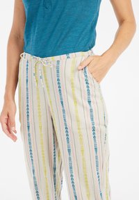Lichtgewicht, gemusterde broek met verticale strepen in blauw, groen, geel en pink, voorzien van een elastische taille en verstelbaar trekkoord.