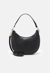 Schwarzlederne Handtasche mit geschwungener Form, geprägtem "VALENTINO"-Logo, goldenen Hardware-Details und abnehmbarem Tragegurt. Glatte Textur, Reißverschlussverschluss.