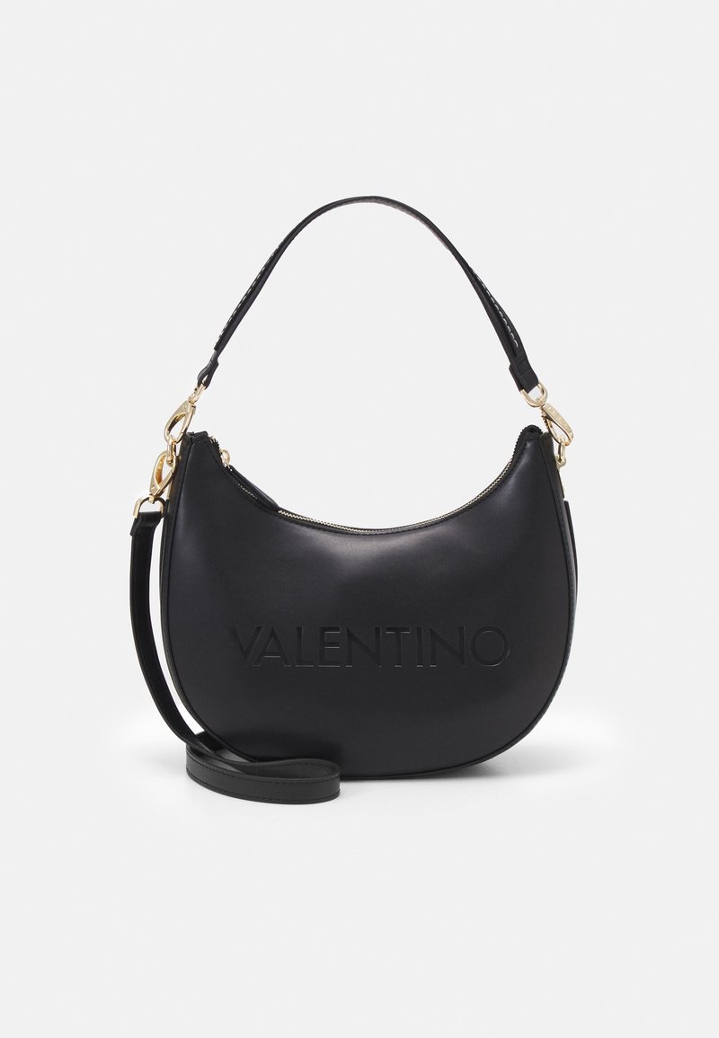 Schwarzlederne Handtasche mit geschwungener Form, geprägtem "VALENTINO"-Logo, goldenen Hardware-Details und abnehmbarem Tragegurt. Glatte Textur, Reißverschlussverschluss.