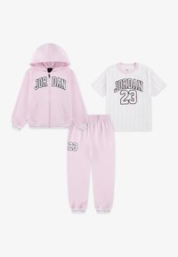 Różowy hoodie z napisem "JORDAN", biały koszulka z krótkim rękawem w paski z napisem "23" i różowym wykończeniem, pasujące różowe dresy z logotypem i numerem.