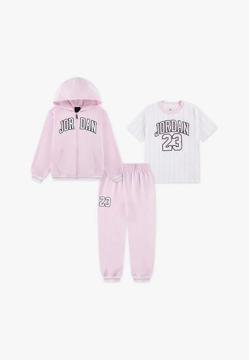 Różowy hoodie z napisem "JORDAN", biały koszulka z krótkim rękawem w paski z napisem "23" i różowym wykończeniem, pasujące różowe dresy z logotypem i numerem.