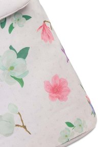 Stof met bloemenpatroon in zachte kleuren vertoont roze, paarse en groene bloemen op een lichte geometrische achtergrond met een textuur uitstraling.