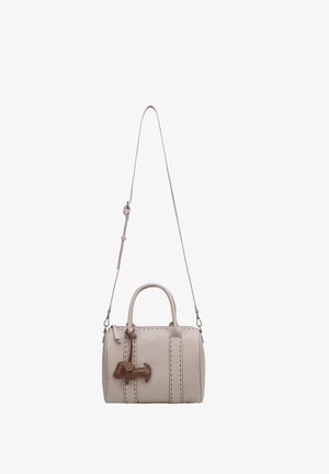 Borsa a mano in pelle beige con due manici, tracolla regolabile e un charm in pelle marrone a forma di bassotto attaccato sul davanti.