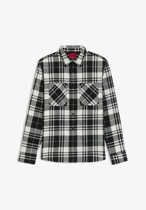 Czarna i biała koszula flanelowa w kratę z zapinanym z przodu wzorem, dwiema kieszeniami na piersiach i kołnierzykiem. Charakteryzuje się teksturowanym materiałem z kontrastującymi wzorami.