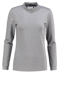 Hopeapintainen pitkähihainen paita, jossa on korkea kaulus, valmistettu kimaltelevasta materiaalista. Ominaisuuksiin kuuluu vartalonmyötäinen muotoilu ja sileä tekstuuri. Ei kuvioita tai koristeita.