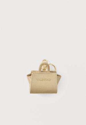 Beige leren Valentino mini handtas sleutelhanger met gouden accenten en geperst merklogo aan de voorkant.