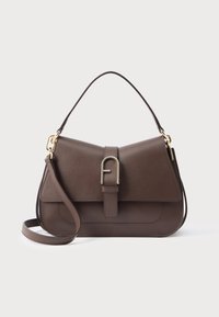 Sac à main en cuir marron avec une forme structurée, rabat pliant, fermeture à bascule sur le devant, et ferrures dorées. Bandoulière réglable incluse.