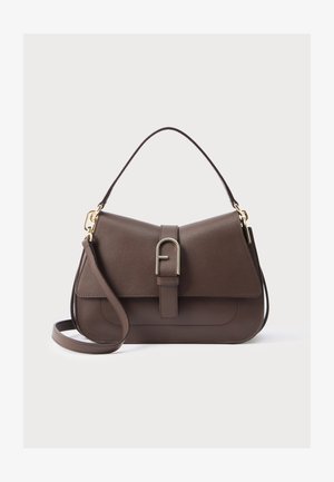 Ruda odinė rankinė su struktūrizuota forma, atverčiamu dangteliu, priekinio užsegimo skląsčiu ir auksinio tono metaliniais elementais. Komplekte reguliuojamas petnešos dirželis.