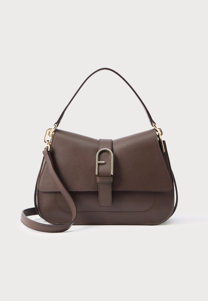 Sac à main en cuir marron avec une forme structurée, rabat pliant, fermeture à bascule sur le devant, et ferrures dorées. Bandoulière réglable incluse.