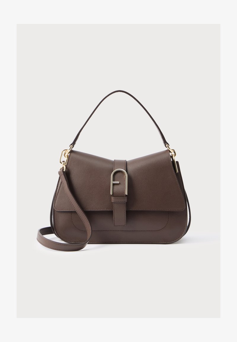 Sac à main en cuir marron avec une forme structurée, rabat pliant, fermeture à bascule sur le devant, et ferrures dorées. Bandoulière réglable incluse.