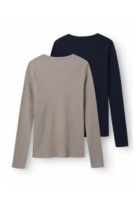 Zwei Langarmshirts: eines aus hellbeigem Rippenstoff, das andere in dunklem Marineblau. Beide haben einen runden Halsausschnitt und ein schlichtes Design.
