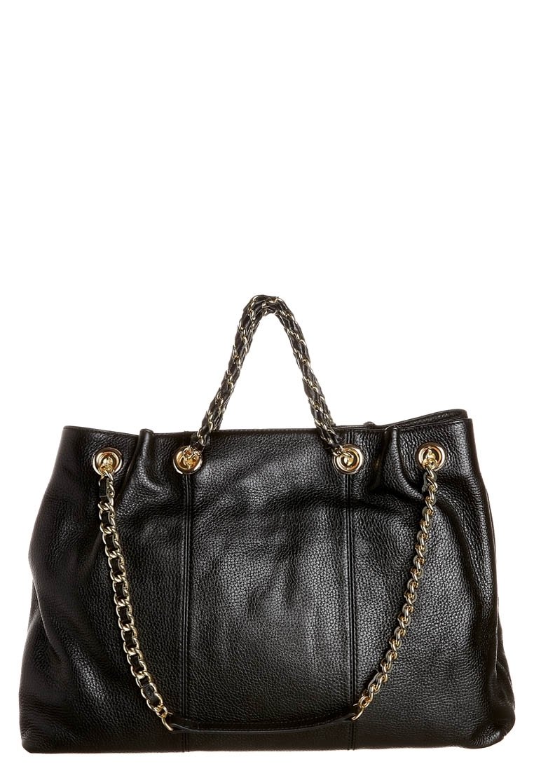 Černá texturovaná kožená kabelka se zlatými řetízkovými uchy a zlatými nýty na bílém pozadí.