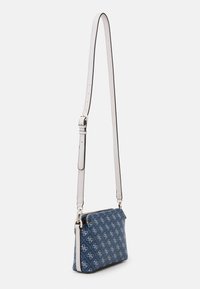 Blauwe crossbody tas met patroon, witte rand en verstelbare schouderband. Voorzien van een ritsluiting en een gestructureerd oppervlak.