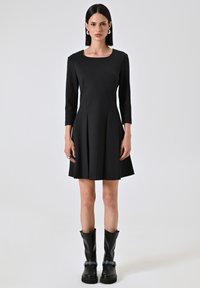 Unausgewählt, black