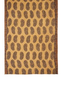 Żółty szal z powtarzającym się ciemnym wzorem paisley, obramowany ciemniejszym odcieniem z okrągłymi akcentami, wykonany z lekkiego materiału.