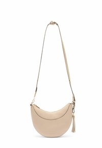 Beige kožená taška přes rameno s křivkovým designem, která má zlatý zip, detail s třásněmi a nastavitelné rameno.