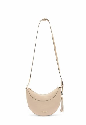 Borsa a tracolla in pelle beige con un design curvo, dotata di una zip in tono oro, dettaglio con frange e tracolla regolabile.