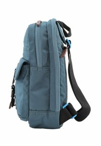Zaino in tessuto blu con tracolla nera regolabile, dotato di due cerniere, tasca laterale e accenti blu e marroni a contrasto.