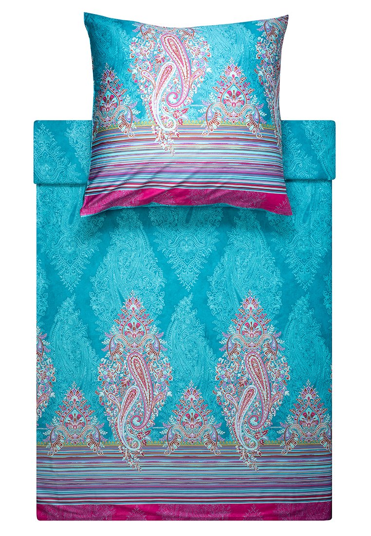 Set di biancheria da letto turchese con motivi paisley e floreali. Include un cuscino coordinato con accenti rosa e righe orizzontali nella parte inferiore.