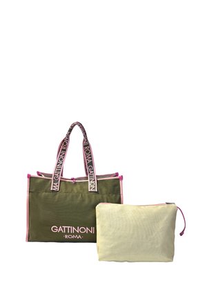 Olivgrüne Tragetasche mit rosa Besatz und markenbedruckten Griffen, begleitet von einem kleineren beigefarbenen Reißverschlusstäschchen.