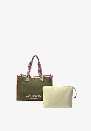 Olijfgroene draagtas met roze bies en merkhandvatten, vergezeld door een kleinere beige ritssluiting.