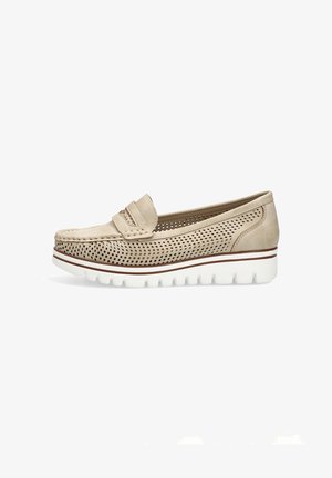 Mocasín de cuero perforado beige con suela de goma blanca elevada y una correa decorativa en la parte superior.