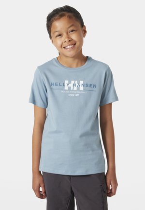 Camiseta de algodón azul claro con cuello redondo, mangas cortas y un gráfico frontal que dice "HELLY HANSEN" en letras blancas y marinas.