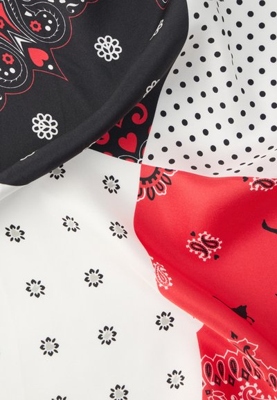 Více vzorů na látce obsahuje černou s červenými akcenty, bílou s puntíky a květinové motivy v bílé a červené barvě, které představují různé textury.