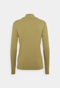 Maglione a costine con maniche lunghe e colletto alto in verde oliva, caratterizzato da una forma aderente e una texture liscia in tutta la sua lunghezza.