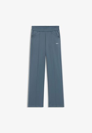 Pantaloni sportivi azzurri chiari con elastico in vita, tasche laterali, strisce bianche a contrasto e logo "BOSS" sulla parte anteriore.