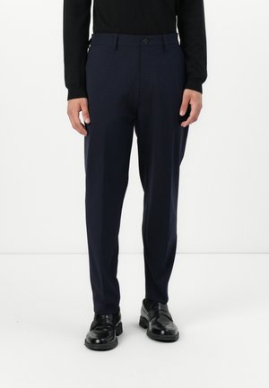 Marineblauwe dresspants van gladde stof met een recht gesneden pijp, voorzien van een enkele knoopsluiting en zijzakken. Draag ze met zwarte schoenen.