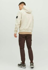 Jack & Jones JJIMARCO JJJOE CUFFED  - Cargo trousers - seal brown