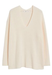 Pull en tricot à côtes crème avec un décolleté en V profond, des manches longues et une coupe décontractée. texture douce et silhouette légèrement ample.