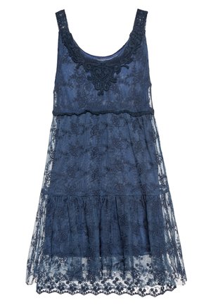 Marineblå blondekjole med ærmeløs design, broderet halsudskæring, lagdelte flæser og blomster-mønstre overalt. Tekstureret med et gennemsigtigt overlæg.