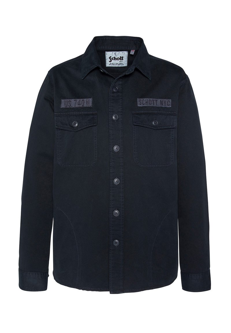 Giacca camicia in cotone nero con maniche lunghe, due tasche sul petto, chiusura con bottoni e toppe ricamate con la scritta "SCHOTT NYC" e "US 740 M."