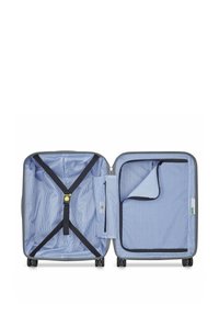 Valigia rigida con un esterno grigio, interno foderato con strisce blu e bianche, cinghie incrociate elastiche e una tasca con zip.