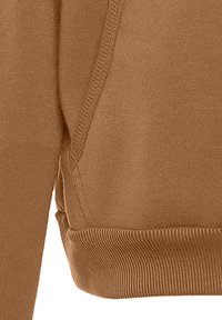 Bruine sweatshirt met een gladde textuur, voorzien van ribbels aan de onderrand en de manchetten. Naaddetails langs de schouder en zijkant voor structuur en pasvorm.