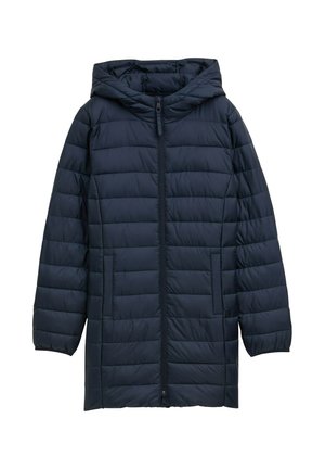 Długa, granatowa pikowana kurtka z kapturem, z przednim zamkiem błyskawicznym i bocznymi kieszeniami, zaprojektowana na zimną pogodę.