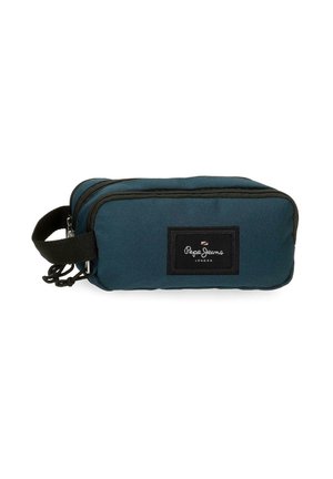 Pequeño bolso rectangular de tela color verde azulado oscuro con dos compartimentos con cremallera y asa negra, con el logo de Pepe Jeans London en una etiqueta frontal.