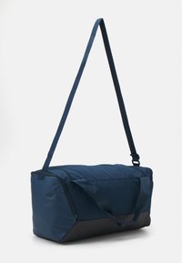 Nike Performance BRASILIA S 41L UNISEX  - Sac de sport - armory navy/black/picante red