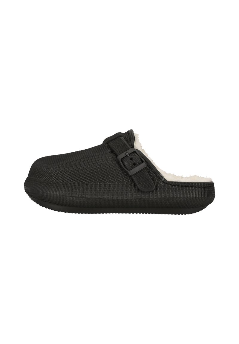 Svart träskor med en texturerad ovandel, foder av shearling och en justerbar spännestrap. Rund tå och sk slip-on design. Platt gummisula.