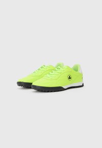 Baskets de sport vert fluo avec une tige en synthétique lisse, semelle en caoutchouc noire et accents blancs. Présente un design à lacets et un détail de logo.