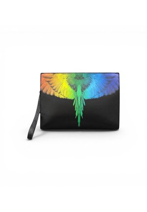 Borsa clutch rettangolare nera con cinturino da polso e design colorato di ala di uccello nei colori dell'arcobaleno sulla patta frontale.