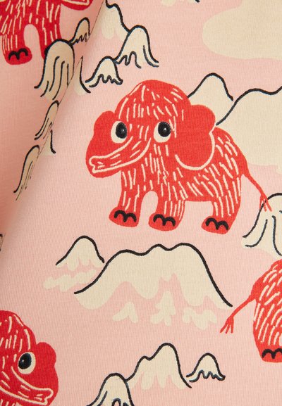 Rote Cartoon-Elefanten mit Flügeln auf einem rosa Stoffhintergrund, der cremefarbene und schwarze Bergillustrationen zeigt.