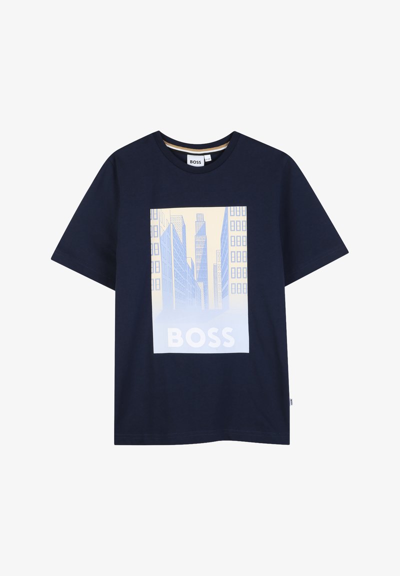 T-shirt bleu marine avec un graphique de paysage urbain en bleu clair et beige, représentant de grands immeubles et le mot "BOSS" au centre en bas.