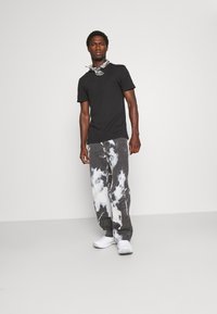 Pier One by Zalando - 3 PACK - Basic T-shirt - black/dark grey/bordeaux Thumbnail Image 1