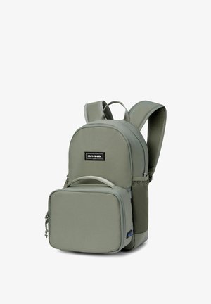 Mochila de color gris claro con un compartimento principal redondeado y un bolsillo frontal con cremallera. Cuenta con correas de hombro acolchadas y un bolsillo lateral de malla.