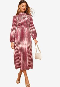 Friends Like These HIGH NECK LONG SLEEVE MIDI WITH BOW DETAILING - Kasdienė suknelė - red geo